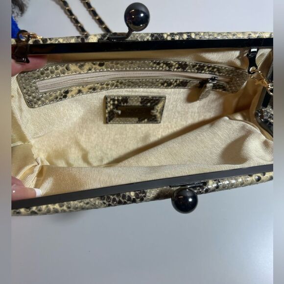 🤎 Badgley Mischka Python Snakeskin kiss Lock crossbody clutch bag - Picture 11 of 13